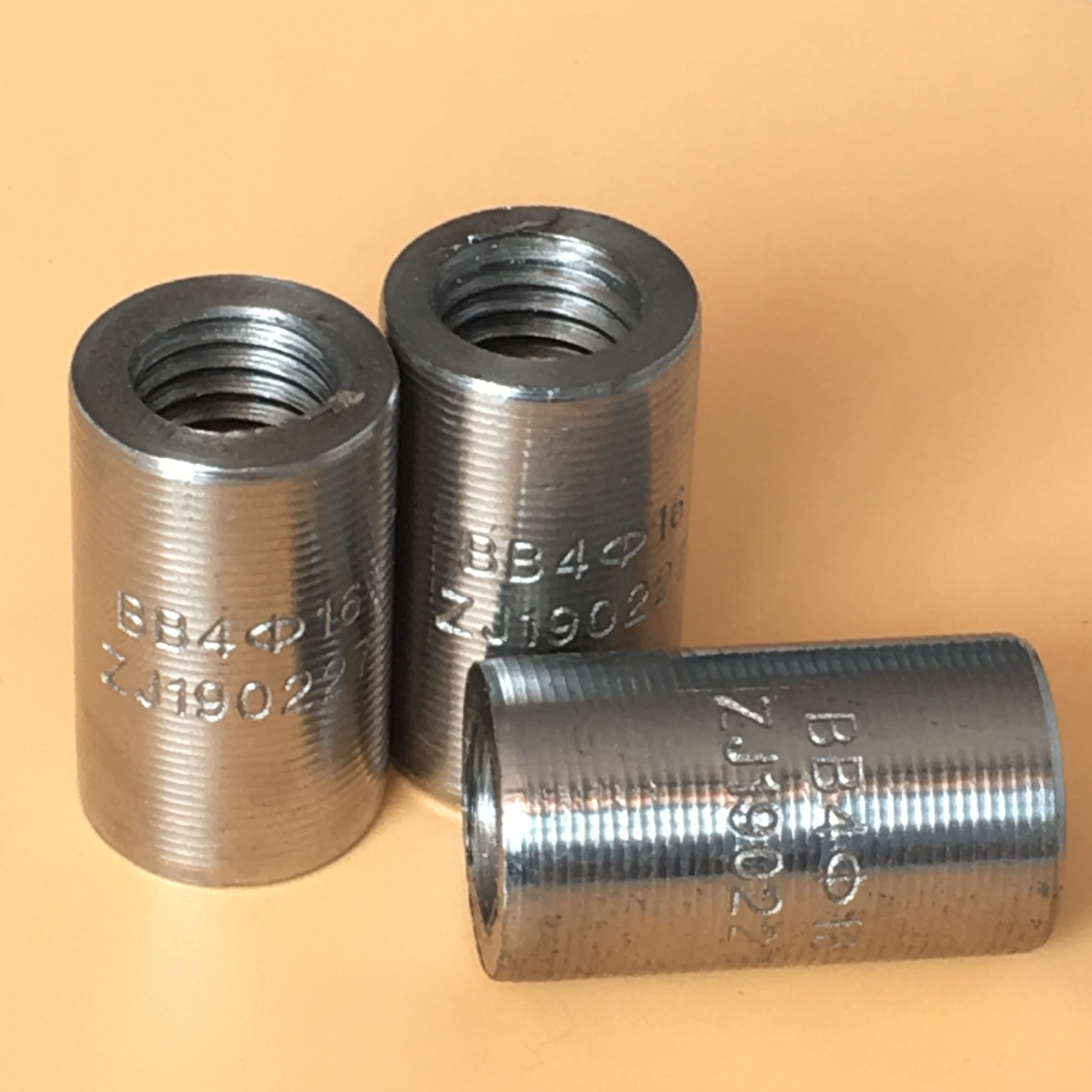 钢筋直螺纹套筒.jpg 钢筋直螺纹套筒.jpg